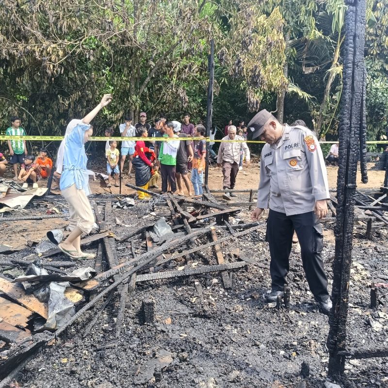 KETERANGAN FOTO : Petugas kepolisian mencek lokasi kebakaran yang di duga akibat korsleting listrik di Kelurahan Bangkal, Kecamatan Cempaka, Banjarbaru (Sumber : Humas Polres Banjarbaru)