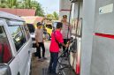 KETERANGAN FOTO : Polres Tabalong lakukan upaya penertiban di SPBU. (Sumber : Humas Polres Tabalong)