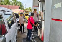 KETERANGAN FOTO : Polres Tabalong lakukan upaya penertiban di SPBU. (Sumber : Humas Polres Tabalong)