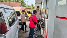 KETERANGAN FOTO : Polres Tabalong lakukan upaya penertiban di SPBU. (Sumber : Humas Polres Tabalong)