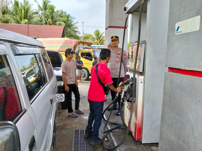 KETERANGAN FOTO : Polres Tabalong lakukan upaya penertiban di SPBU. (Sumber : Humas Polres Tabalong)