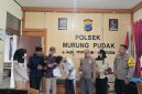 KETERANGAN FOTO : Polsek Murung Pudak lakukan mediasi terkait persoalan kasus pencurian buah pisang di Mabuun dengan humanis. (Sumber : Humas Polres Tabalong)