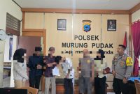 KETERANGAN FOTO : Polsek Murung Pudak lakukan mediasi terkait persoalan kasus pencurian buah pisang di Mabuun dengan humanis. (Sumber : Humas Polres Tabalong)