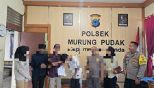 KETERANGAN FOTO : Polsek Murung Pudak lakukan mediasi terkait persoalan kasus pencurian buah pisang di Mabuun dengan humanis. (Sumber : Humas Polres Tabalong)