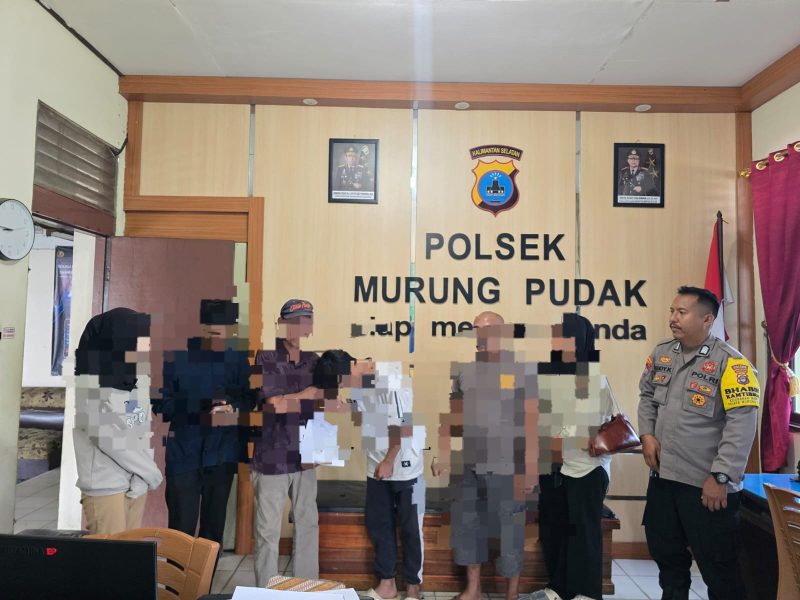 KETERANGAN FOTO : Polsek Murung Pudak lakukan mediasi terkait persoalan kasus pencurian buah pisang di Mabuun dengan humanis. (Sumber : Humas Polres Tabalong)