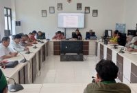 KETERANGAN FOTO : Pemkab Tanah Laut gelar rapat bersama  nelayan  bahas soal evaluasi penyaluran BBM di Kuala Tambangan. (Sumber : DKPP Tanah Laut)