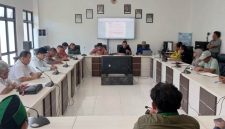 KETERANGAN FOTO : Pemkab Tanah Laut gelar rapat bersama  nelayan  bahas soal evaluasi penyaluran BBM di Kuala Tambangan. (Sumber : DKPP Tanah Laut)