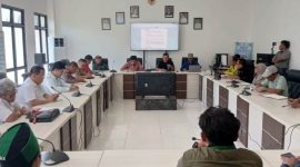 KETERANGAN FOTO : Pemkab Tanah Laut gelar rapat bersama  nelayan  bahas soal evaluasi penyaluran BBM di Kuala Tambangan. (Sumber : DKPP Tanah Laut)
