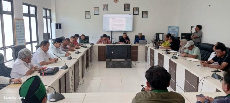 KETERANGAN FOTO : Pemkab Tanah Laut gelar rapat bersama  nelayan  bahas soal evaluasi penyaluran BBM di Kuala Tambangan. (Sumber : DKPP Tanah Laut)