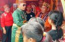 KETERANGAN FOTO : Bupati Kotabaru, H Rusli mendatangi stand pameran expo Saijaan Hebat di momen peringatan hari jadi Kabupaten Kotabaru ke 76. (Sumber : DAD Kotabaru)