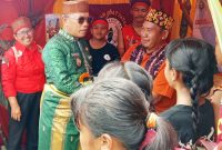 KETERANGAN FOTO : Bupati Kotabaru, H Rusli mendatangi stand pameran expo Saijaan Hebat di momen peringatan hari jadi Kabupaten Kotabaru ke 76. (Sumber : DAD Kotabaru)