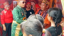 KETERANGAN FOTO : Bupati Kotabaru, H Rusli mendatangi stand pameran expo Saijaan Hebat di momen peringatan hari jadi Kabupaten Kotabaru ke 76. (Sumber : DAD Kotabaru)