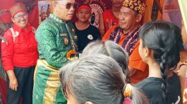 KETERANGAN FOTO : Bupati Kotabaru, H Rusli mendatangi stand pameran expo Saijaan Hebat di momen peringatan hari jadi Kabupaten Kotabaru ke 76. (Sumber : DAD Kotabaru)