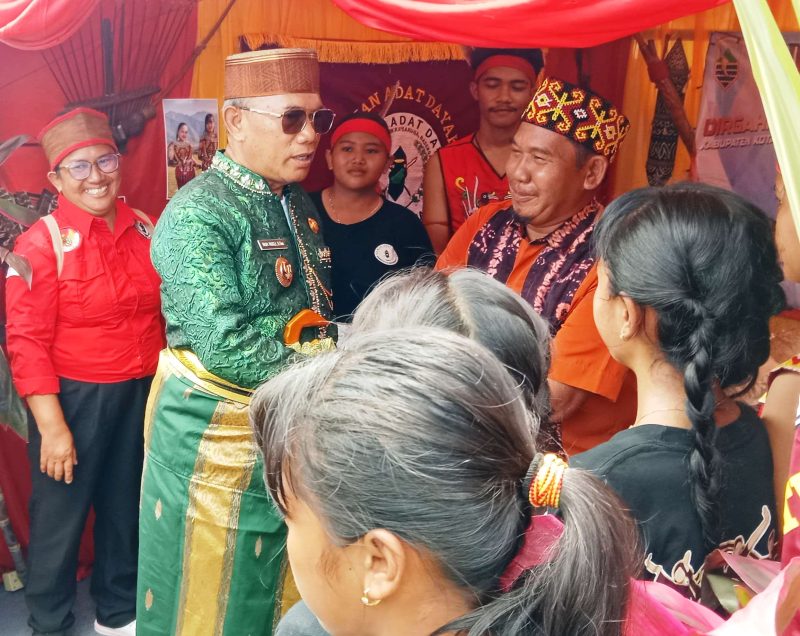 KETERANGAN FOTO : Bupati Kotabaru, H Rusli mendatangi stand pameran expo Saijaan Hebat di momen peringatan hari jadi Kabupaten Kotabaru ke 76. (Sumber : DAD Kotabaru)