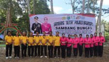 KETERANGAN FOTO : Sambut Hari Bhayangkara ke-80, Kapolres Balangan pimpin aksi bersih-bersih di kawasan wisata serta menyalurkan bantuan. (Sumber Foto : Humas Polres Balangan)