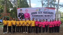 KETERANGAN FOTO : Sambut Hari Bhayangkara ke-80, Kapolres Balangan pimpin aksi bersih-bersih di kawasan wisata serta menyalurkan bantuan. (Sumber Foto : Humas Polres Balangan)