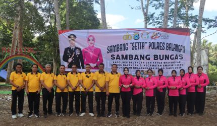 KETERANGAN FOTO : Sambut Hari Bhayangkara ke-80, Kapolres Balangan pimpin aksi bersih-bersih di kawasan wisata serta menyalurkan bantuan. (Sumber Foto : Humas Polres Balangan)