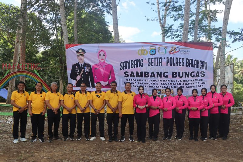 KETERANGAN FOTO : Sambut Hari Bhayangkara ke-80, Kapolres Balangan pimpin aksi bersih-bersih di kawasan wisata serta menyalurkan bantuan. (Sumber Foto : Humas Polres Balangan)