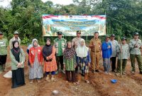 KETERANGAN FOTO : Polres Tabalong tanam Jagung di Muara Harus. (Sumber Foto : Humas Polres Tabalong)