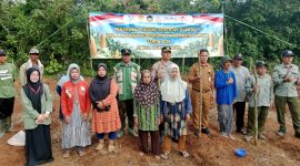 KETERANGAN FOTO : Polres Tabalong tanam Jagung di Muara Harus. (Sumber Foto : Humas Polres Tabalong)
