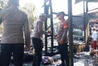 KETERANGAN FOTO : Kapolres Tabalong AKBP Wahyu Ismoyo Jayawardana mendatangi lokasi kebakaran. (Sumber Foto : Humas Polres Tabalong)