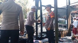 KETERANGAN FOTO : Kapolres Tabalong AKBP Wahyu Ismoyo Jayawardana mendatangi lokasi kebakaran. (Sumber Foto : Humas Polres Tabalong)
