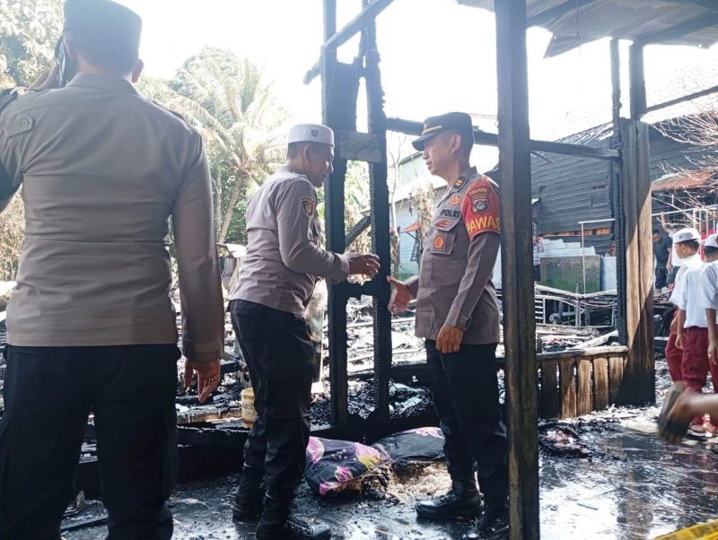 KETERANGAN FOTO : Kapolres Tabalong AKBP Wahyu Ismoyo Jayawardana mendatangi lokasi kebakaran. (Sumber Foto : Humas Polres Tabalong)