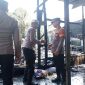 KETERANGAN FOTO : Kapolres Tabalong AKBP Wahyu Ismoyo Jayawardana mendatangi lokasi kebakaran. (Sumber Foto : Humas Polres Tabalong)