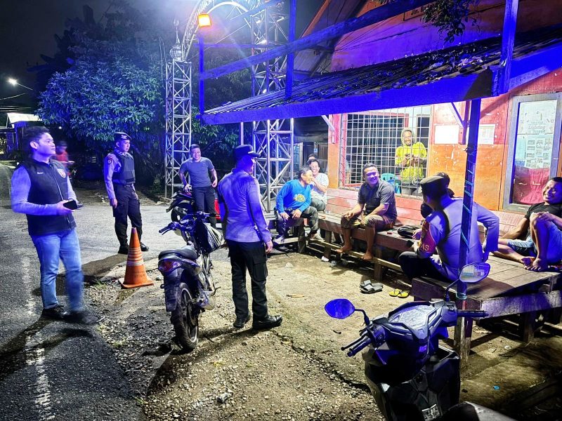 KETERANGAN FOTO : Anggota Polres Tabalong berpatroli pastikan Kamtibmas tetap aman dan kondusif. (Sumber Foto : Humas Polres Tabalong)