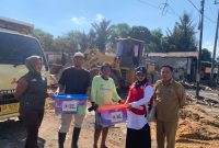 KETERANGAN FOTO : PMI Tala salurkan bantuan bagi korban kebakaran. (Sumber Foto : PMI Tala)