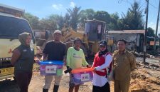 KETERANGAN FOTO : PMI Tala salurkan bantuan bagi korban kebakaran. (Sumber Foto : PMI Tala)