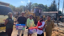 KETERANGAN FOTO : PMI Tala salurkan bantuan bagi korban kebakaran. (Sumber Foto : PMI Tala)