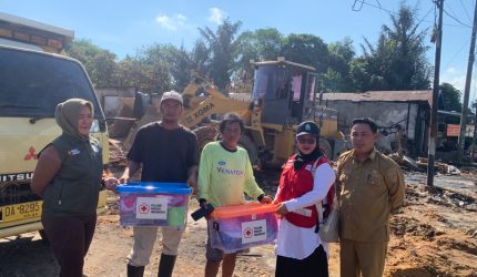 KETERANGAN FOTO : PMI Tala salurkan bantuan bagi korban kebakaran. (Sumber Foto : PMI Tala)
