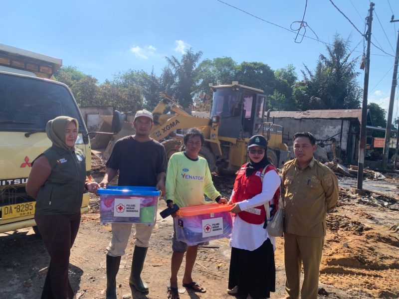 KETERANGAN FOTO : PMI Tala salurkan bantuan bagi korban kebakaran. (Sumber Foto : PMI Tala)