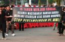 KETERANGAN FOTO : Perjuangan rakyat Kalimantan Selatan di depan Istana Negara. (Sumber Foto : Walhi Kalsel)