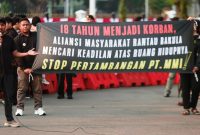 KETERANGAN FOTO : Perjuangan rakyat Kalimantan Selatan di depan Istana Negara. (Sumber Foto : Walhi Kalsel)
