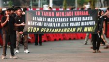 KETERANGAN FOTO : Perjuangan rakyat Kalimantan Selatan di depan Istana Negara. (Sumber Foto : Walhi Kalsel)