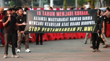 KETERANGAN FOTO : Perjuangan rakyat Kalimantan Selatan di depan Istana Negara. (Sumber Foto : Walhi Kalsel)