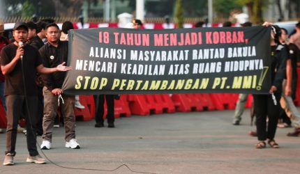 KETERANGAN FOTO : Perjuangan rakyat Kalimantan Selatan di depan Istana Negara. (Sumber Foto : Walhi Kalsel)
